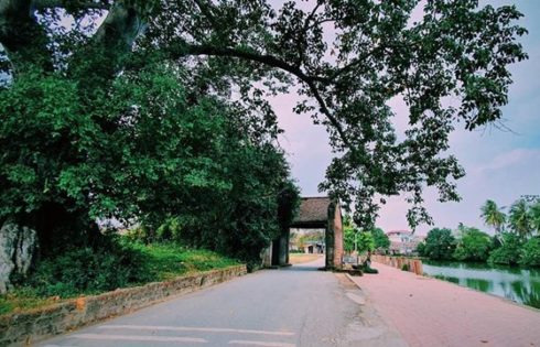 duong lam village gate