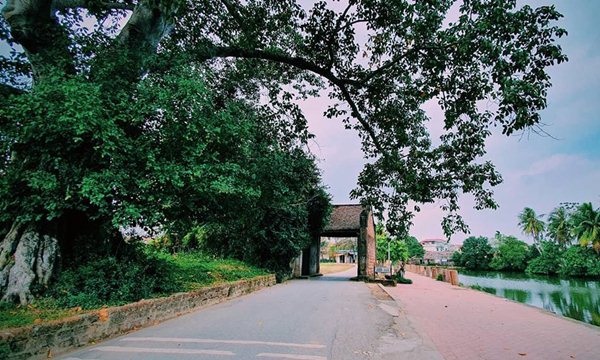 duong lam village gate